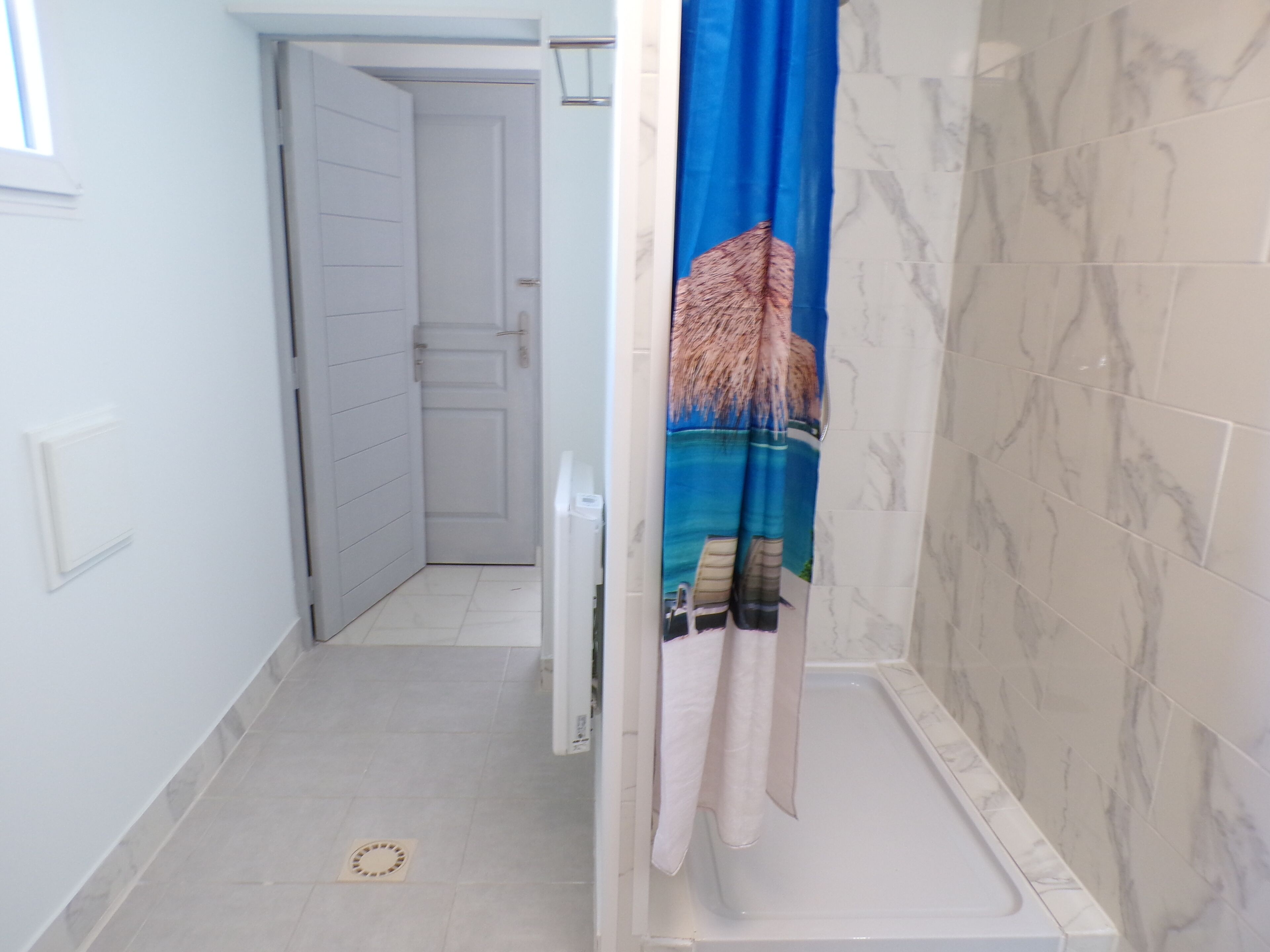 Een douche, handdoeken, zeep, toiletpapier
