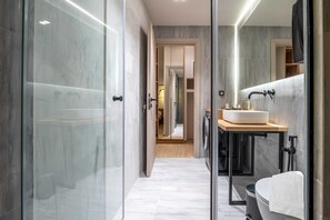 Shower, hair dryer, towels, soap - Apt with Jacuzzi in Balcony/Best location Athens (Athens)