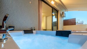 Un jacuzzi con vistas a un edificio y una ventana.