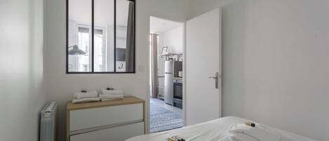 1 habitación, tabla de planchar con plancha, wifi gratis y ropa de cama