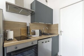 Réfrigérateur, micro-ondes, four, plaque de cuisson