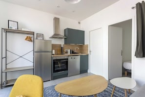 Réfrigérateur, micro-ondes, four, plaque de cuisson