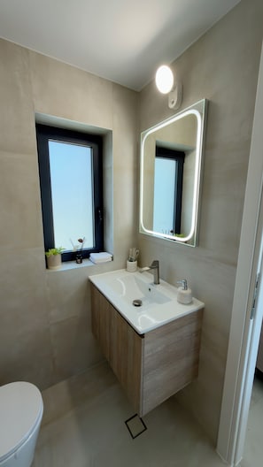 Dusche, Haartrockner, Bidet, Handtücher