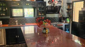 Geladeira, cooktop, talheres/pratos/utensílios de cozinha