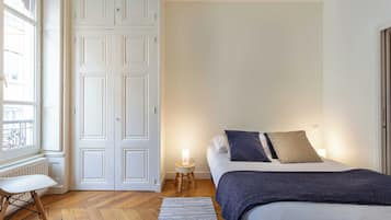 2 bedrooms, iron/ironing board, internet, bed sheets