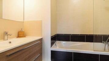 Een douche, een haardroger, handdoeken