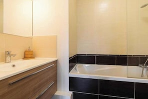 Shower, hair dryer, towels - DIFY Palais - Cordeliers (Lyon)