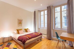 2 slaapkamers, een strijkplank/strijkijzer, internet, beddengoed