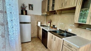 Fridge, stovetop, cookware/dishes/utensils - Nina House – Charming Apartment, Prevlaka (Prevlaka)