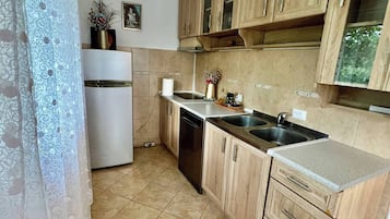 Kühlschrank, Herdplatte, Kochgeschirr/Geschirr/Besteck