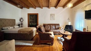 TV - Nina House – Charming Apartment, Prevlaka (Prevlaka)