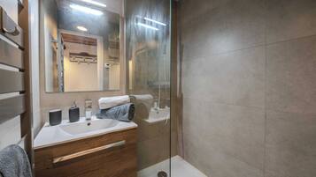 Een douche, een haardroger, handdoeken