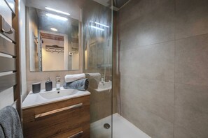 Regadera, secadora de cabello, toallas 