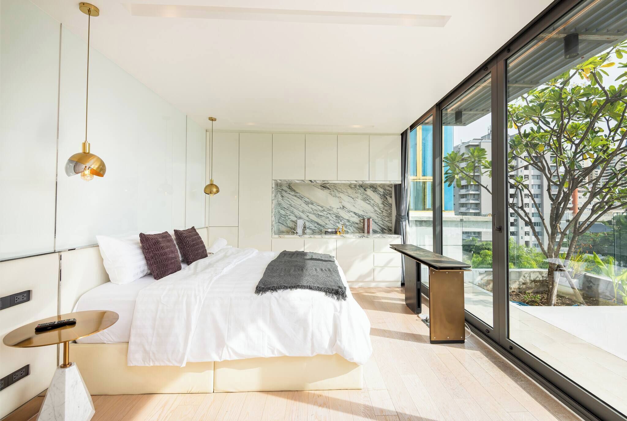 5 bedrooms, iron/ironing board, internet, bed sheets