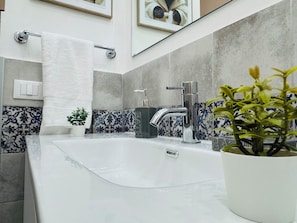 Sèche-cheveux, bidet, serviettes fournies, savon