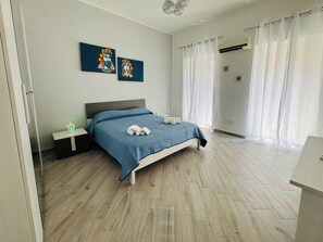 2 slaapkamers, een bureau, een strijkplank/strijkijzer, reisbedje