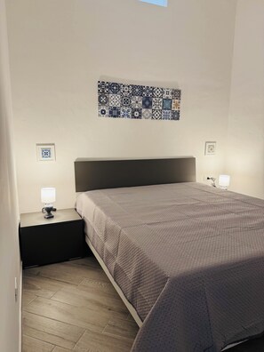 2 habitaciones, tabla de planchar con plancha y ropa de cama