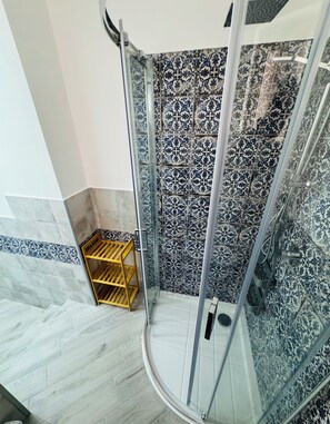 Secador de pelo, bidet, toallas, jabón