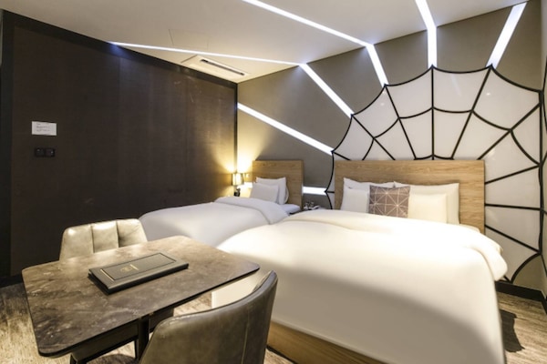 Phòng 2 giường đơn cơ bản | Bàn, khu vực làm việc phù hợp cho laptop