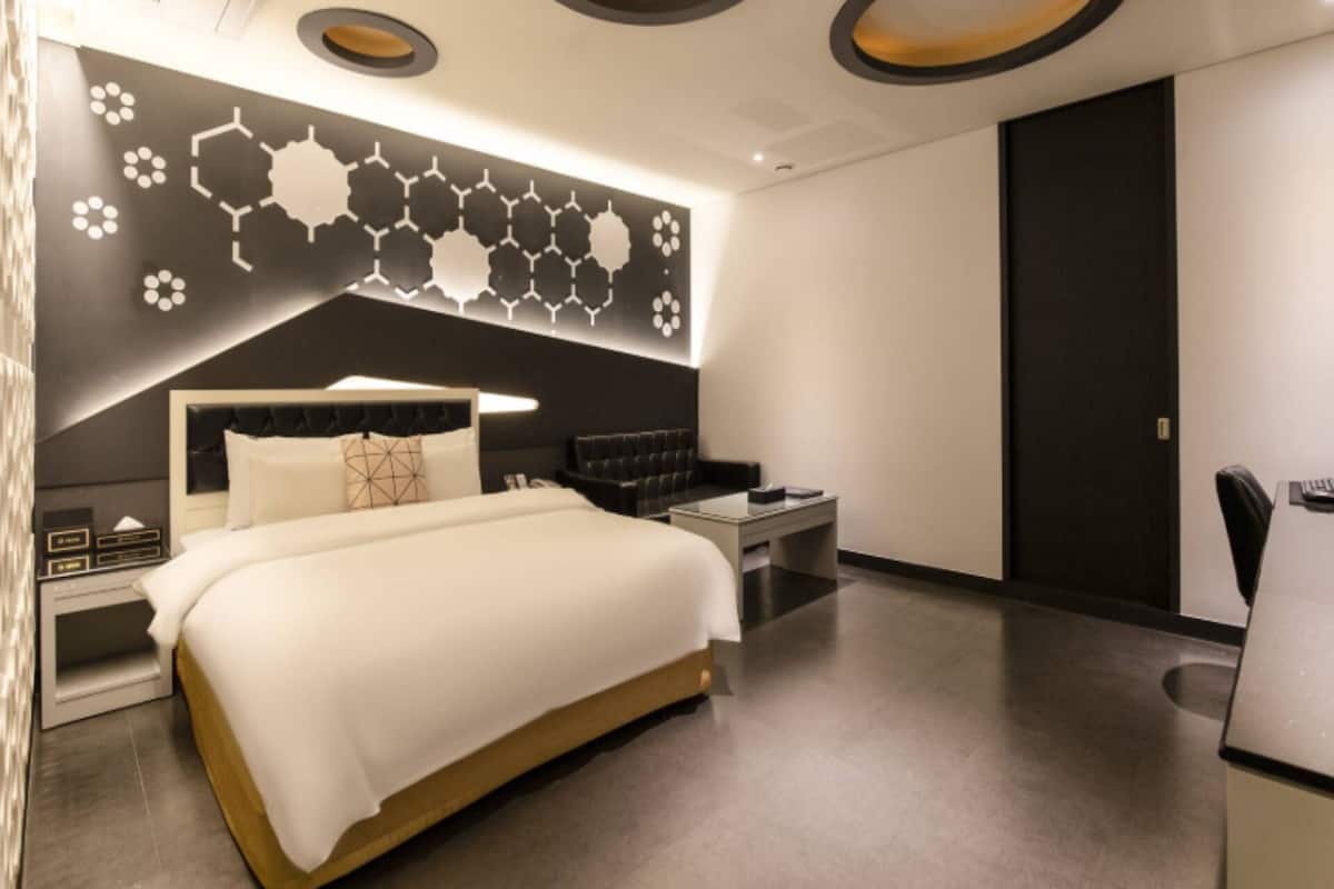 Basic Double Room | Desk, laptop workspace, free WiFi