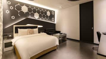 Escritorio, espacio para trabajar con laptop y wifi gratis