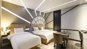 A modern hotel room with two beds, a desk, and a chair. - 3S HOTEL DONGTAN - BOUTIQUE (Hwaseong)