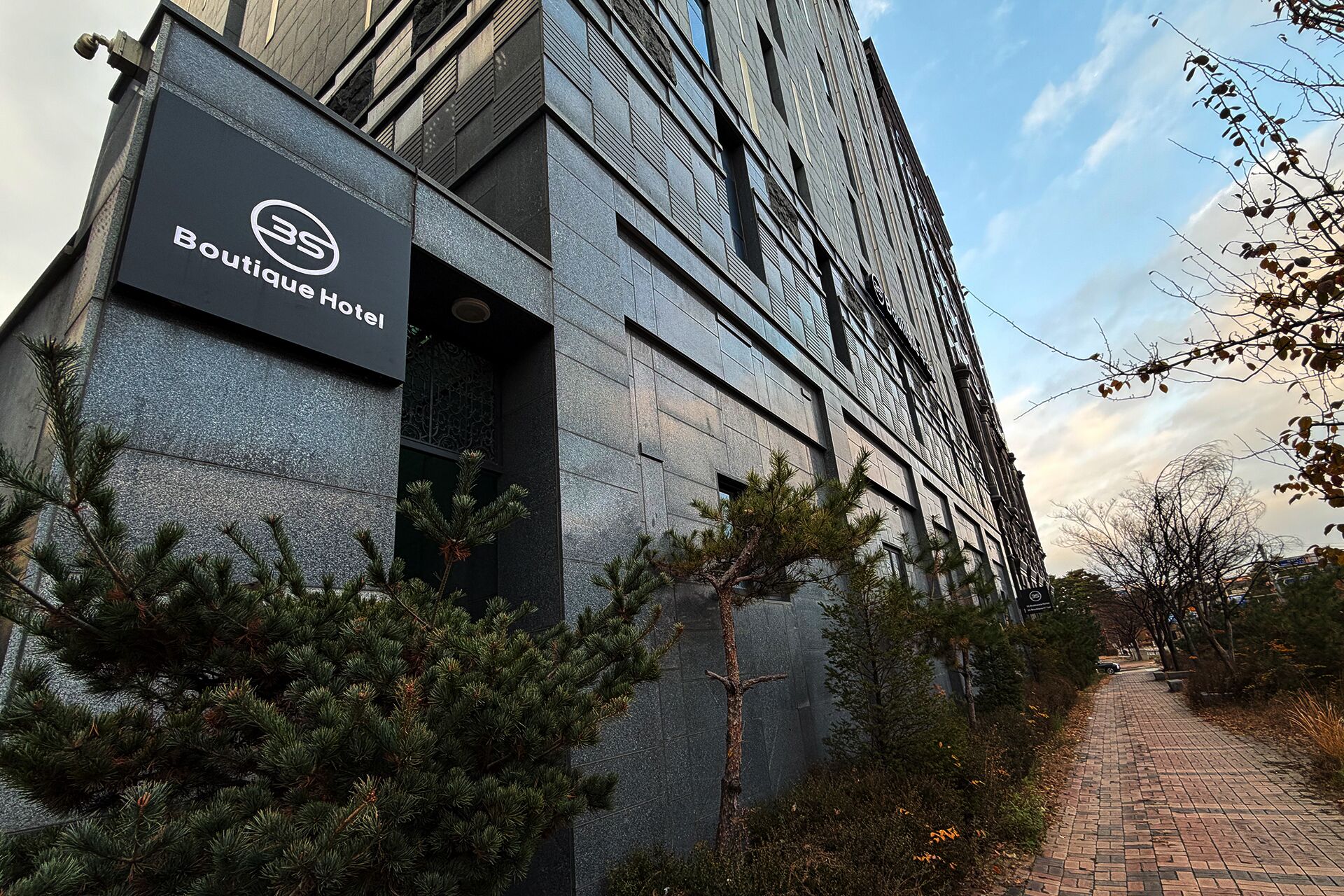 Un edificio moderno con un letrero que indica Boutique Hotel.