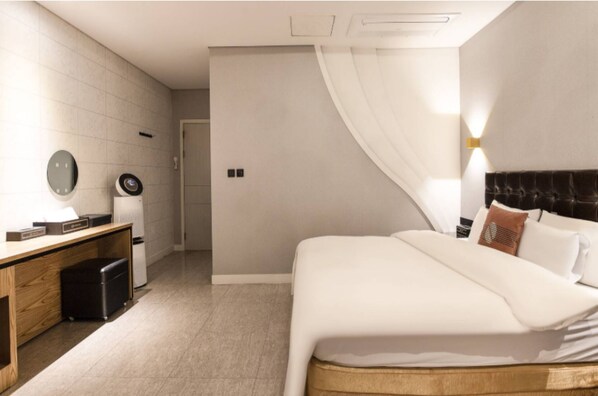 Deluxe Double Room | Desk, laptop workspace, free WiFi