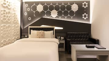 Escritorio, espacio para trabajar con laptop y wifi gratis