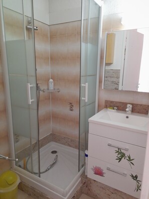 Soap, toilet paper - Apparently sleeps 4 in secure residence. Swimming pool and private parking. (Canet-en-Roussillon)