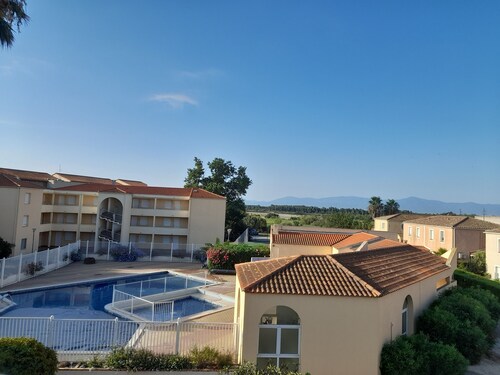 Apparemment 4 couchages dans résidence sécurisée.
Piscine et parking privé.