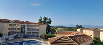 Apparently sleeps 4 in secure residence. Swimming pool and private parking.