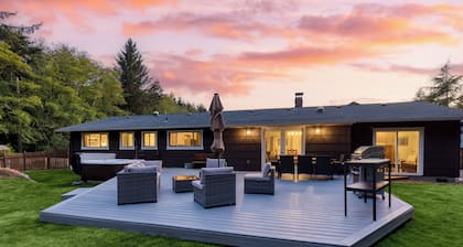 Lodge at Deception Pass | Trails, Hot Tub, Walk to Cornet Bay