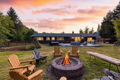Lodge at Deception Pass | Trails, Hot Tub, Walk to Cornet Bay