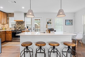 Geladeira, micro-ondas, fogão, cooktop