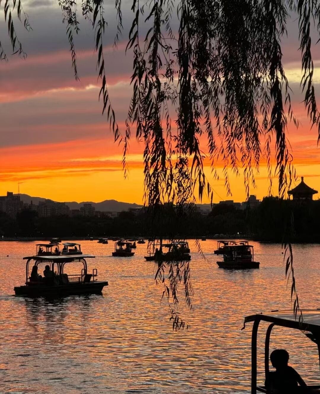 Fachada de la propiedad por la tarde o noche