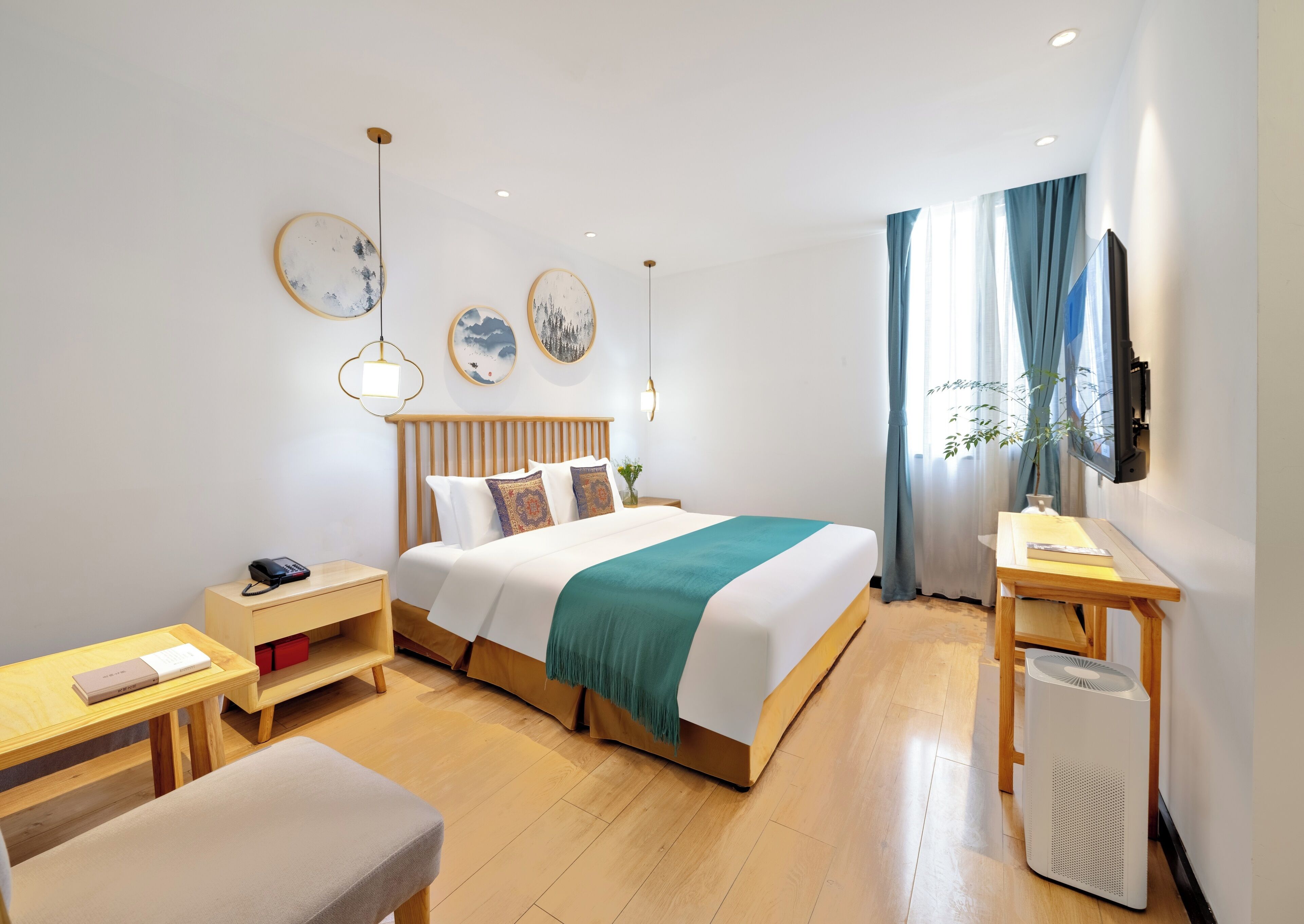 Una camera d'albergo moderna con un letto di legno, comodini, una scrivania, una sedia, una TV e un termosifone.