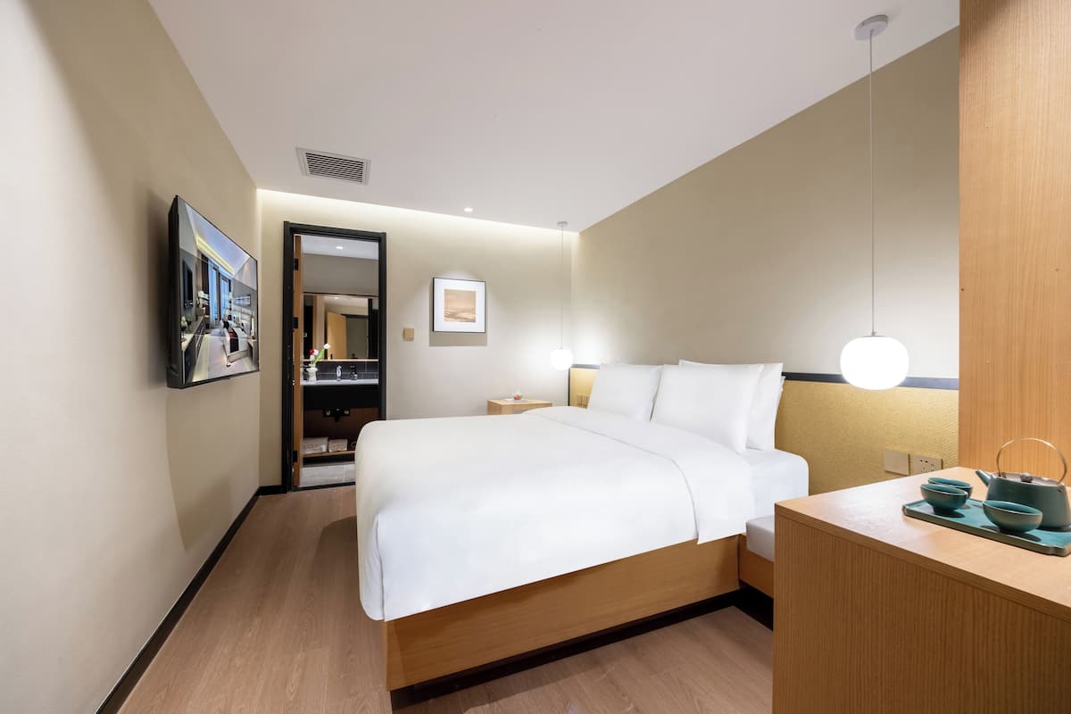 Habitación doble económica | Ropa de cama de alta calidad, edredón y artículos del minibar gratis
