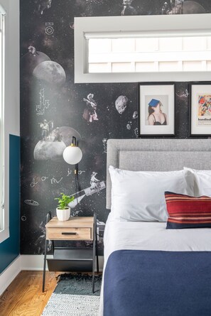 12 chambres, bureau, fer et planche à repasser, lit parapluie