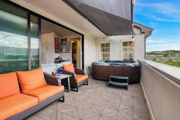 Outdoor spa tub