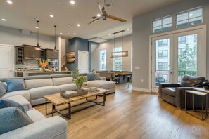 Smart TV, chimenea, videojuegos