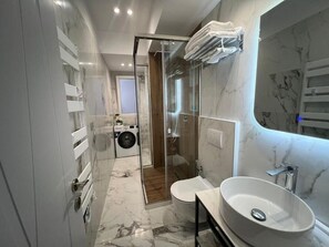 Comfort-Apartment, Balkon, Stadtblick | Badezimmer | Bademäntel, Hausschuhe