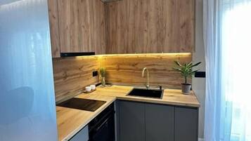 Appartement Confort, balcon, vue ville | Cuisine privée | Bouilloire électrique, grille-pain