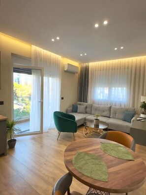 Comfort-Apartment, Balkon, Stadtblick | Wohnzimmer | Flachbildfernseher