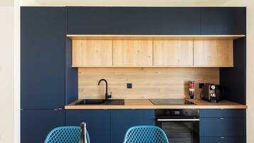 Réfrigérateur, four, plaque de cuisson, cafetière/bouilloire