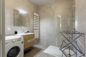 Shower, hair dryer, towels