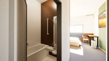 Kombinert dusj/badekar, toalettartikler (inkludert) og hårføner