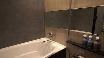 Duschwanne, kostenlose Toilettenartikel, Haartrockner, Handtücher