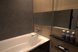Combined shower/bathtub, free toiletries, hair dryer, towels - YUTORIA RESORT HIDATAKAYAMA (Takayama)