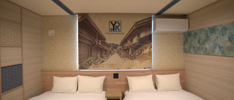 Habitación doble con dos camas, cabecera de madera, aire acondicionado de pared y un mural con una escena callejera.